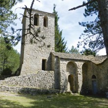 Etape de la balade, le prieuré Saint-Jean-de-Balmes niché dans la végétation.