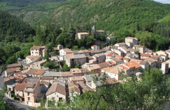 Le petit village d’Avène vit en harmonie avec son eau thermale et ses ressources.