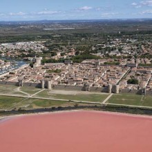 1643 mètres de remparts entourent la cité. Les visiteurs peuvent emprunter l’impressionnant chemin de ronde.