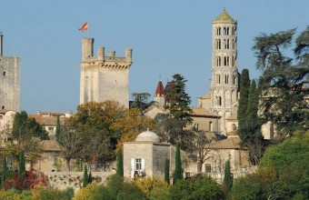 Le donjon et la pittoresque Tour Fenestrelle, clocher rond de la cathédrale Saint-Théodorit.
