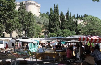 Dominée par le Fort Saint-André, l’esplanade Charles-David accueille, à l’ombre des arbres, deux rendez-vous prisés.