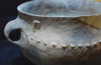 De nombreuses pièces de céramique trouvées dans les sites archéologiques sont présentées au public.