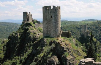 Les quatre châteaux de Lastours se dressent dans un site d’une grande beauté.