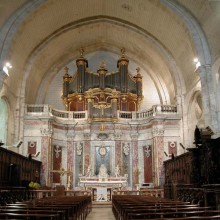 Le chœur de la cathédrale Saint-Pons-de-Cimiez, orné du fameux marbre rouge.