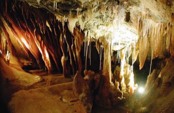 La grotte de la Devèze abrite sept salles aux concrétions étonnantes.