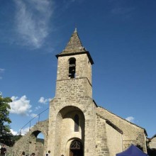 L’église, monument historique, est certainement l’ancienne chapelle du château.