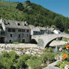 Une balade sur les quais et dans les ruelles du village s’impose, avant de découvrir la montagne emblématique.