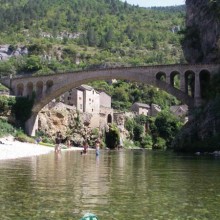 Une des plus belles plages des gorges du Tarn, dans un hameau typique.