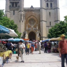 Sur la place Urbain-V, tous les samedis, de bons produits du cru aiguisent les appétits.