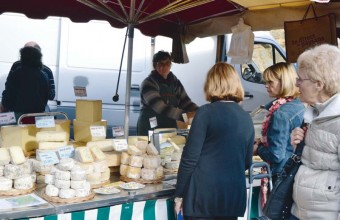 Sur les marchés, les stands de fromages sont attirants et la dégustation délicieuse.