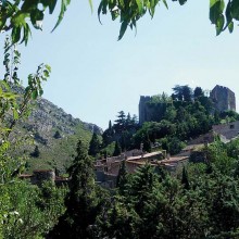 Enfermé dans ses fortifications qui s’étagent à flanc de montagne, voici Castelnou, l’un des plus beaux villages de France.