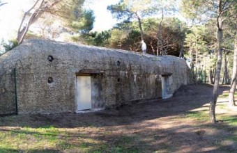 Le bunker a été réaménagé grâce à des matériaux et des objets d’époque.